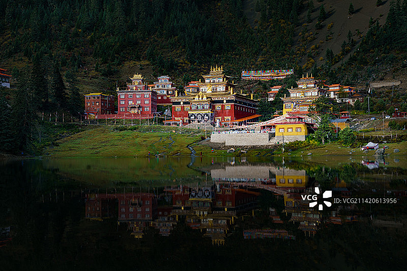 四川省甘孜州新龙县麻日乡境内措卡湖图片素材