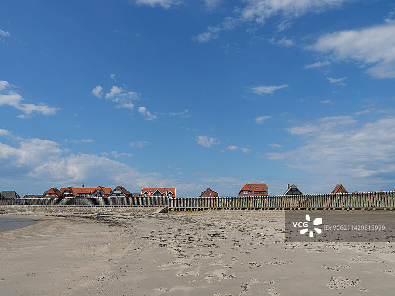 德国巴尔特鲁姆：蓝天下沙滩图片素材