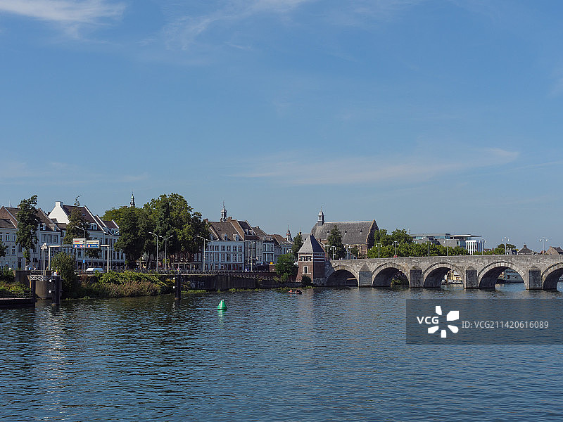 荷兰马斯特里赫特河畔建筑景观图片素材