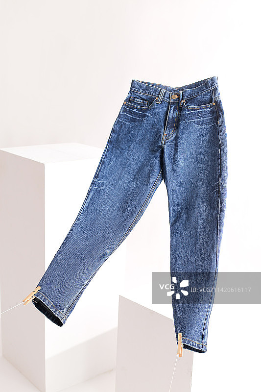 白色背景上的牛仔裤（印度尼西亚）图片素材