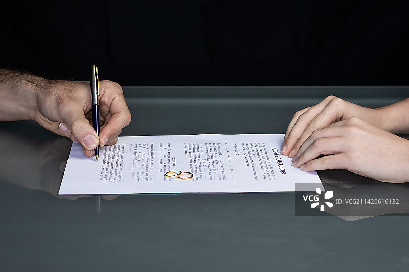 夫妇签署离婚协议图片素材