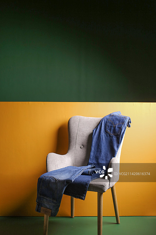 靠墙的空椅子，印度尼西亚图片素材