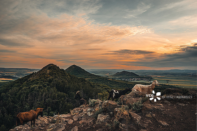 日落时分，群山与天空的对比图片素材