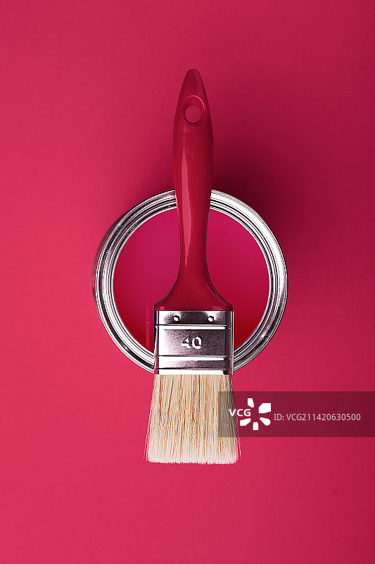 品红色油漆罐头（乌克兰）图片素材