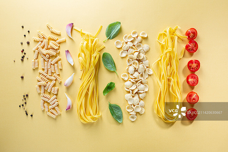 含食材的意大利面套餐，意大利美食图片素材