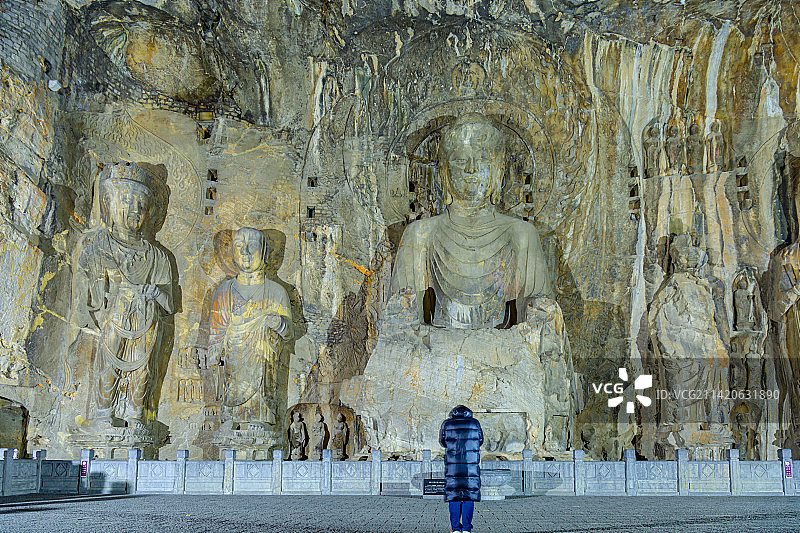 河南洛阳龙门石窟卢舍那大佛前 祈祷的人图片素材