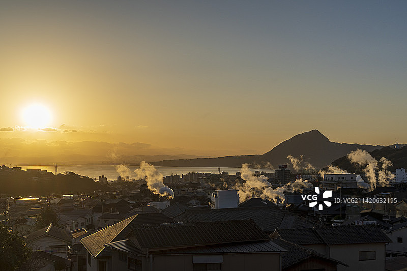 落日下的城镇风光，大分，日本图片素材