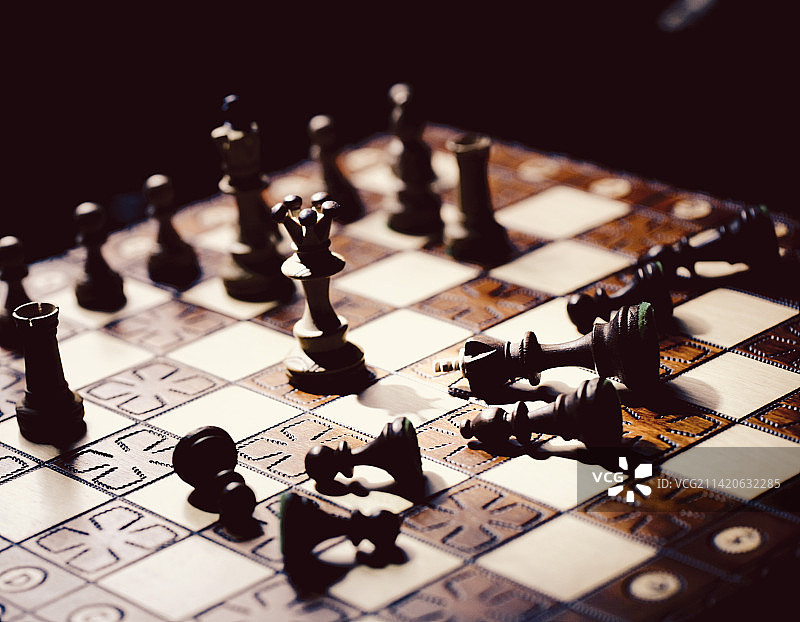 加拿大艾尔德里棋盘上的国际象棋棋子高角度视图图片素材