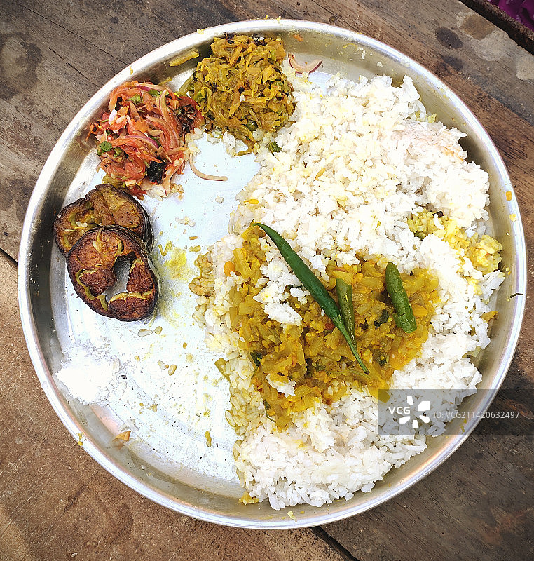 印度桌子上盘中食物的俯视图图片素材