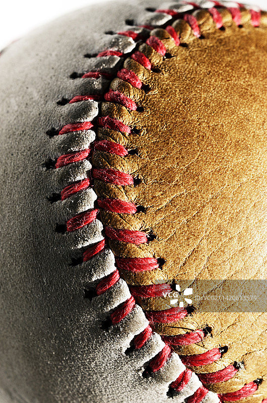 灰色背景上的白色棕色旧棒球，芬兰图片素材