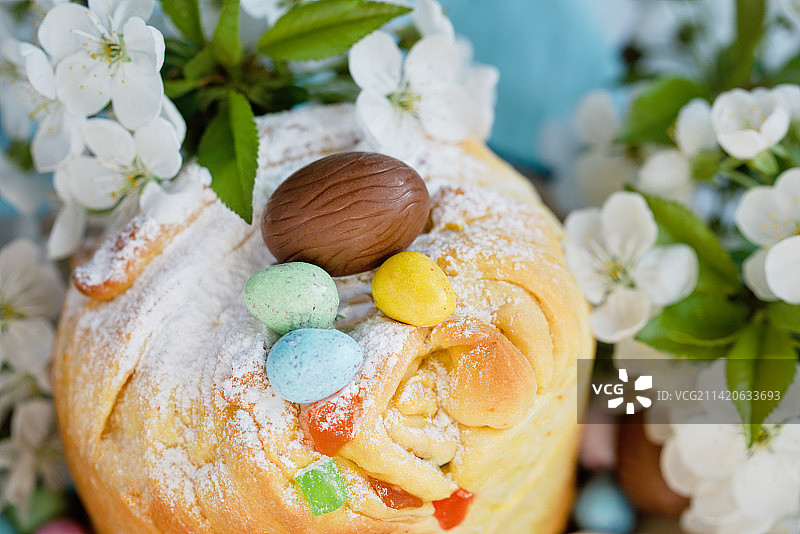 蓝色背景上的传统复活节纸杯蛋糕图片素材