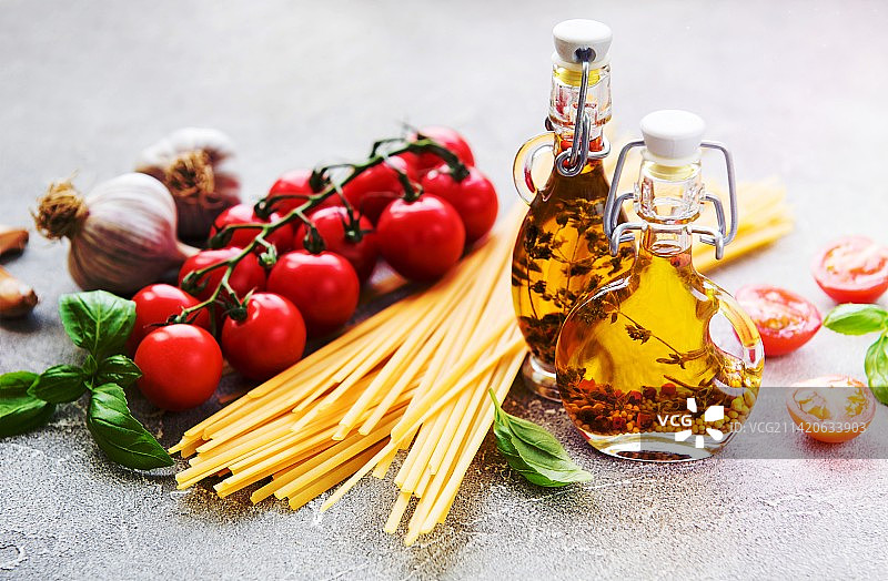 罗马尼亚桌子上食材的高角度视图图片素材