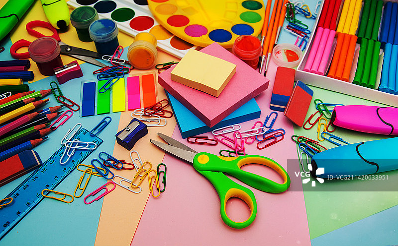 高角度拍摄：罗马尼亚桌上的彩色物品图片素材