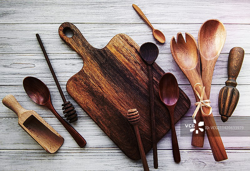 罗马尼亚餐桌上的餐具俯视图图片素材