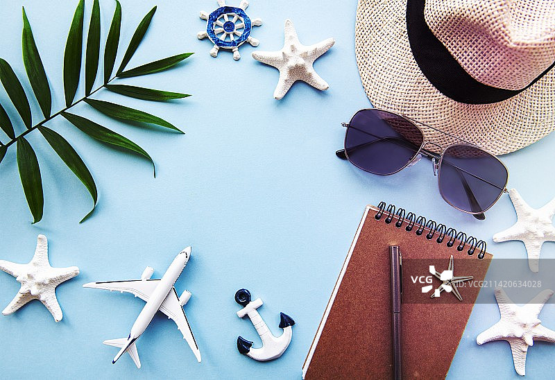 蓝色背景上的个人饰品俯视图，罗马尼亚图片素材