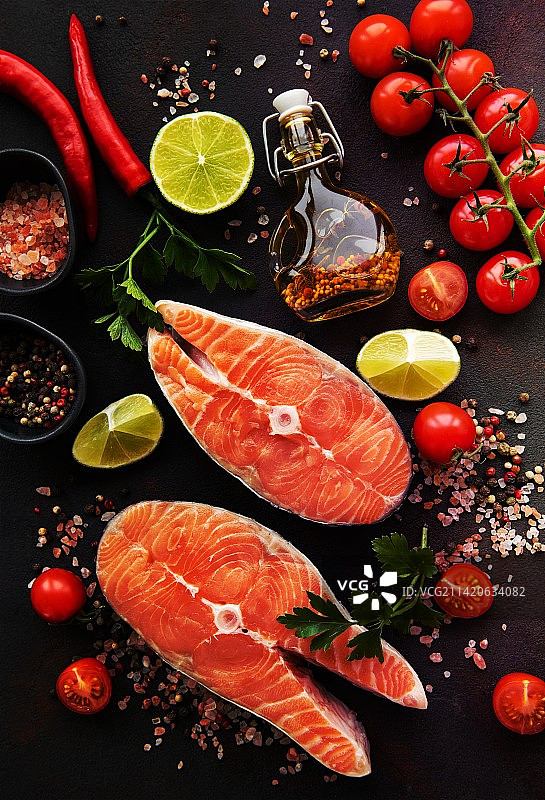 高角度拍摄的鲑鱼片和配料，罗马尼亚图片素材