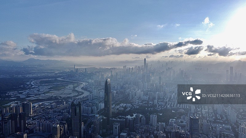 丁达尔光下的深圳天际线图片素材