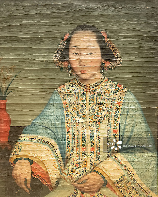 北京清华大学博物馆着云肩仕女图清代佚名75X55cm图片素材