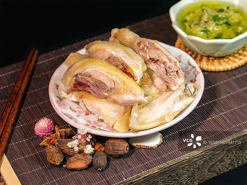 药膳清炖鸡特色菜肴经典客家菜粤菜南方菜原汁原味葱油淋湛江鸡姜葱白切鸡顺德凤城主厨秘制清平鸡下酒好菜图片素材