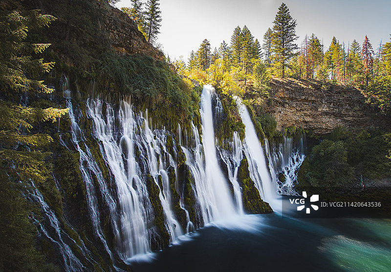 美国加利福尼亚州伯尼瀑布森林风景图片素材