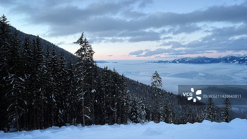 雪山映衬天空的景色图片素材