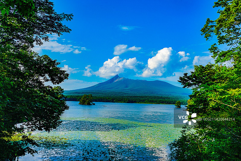 蓝天映衬下的湖泊风景图片素材