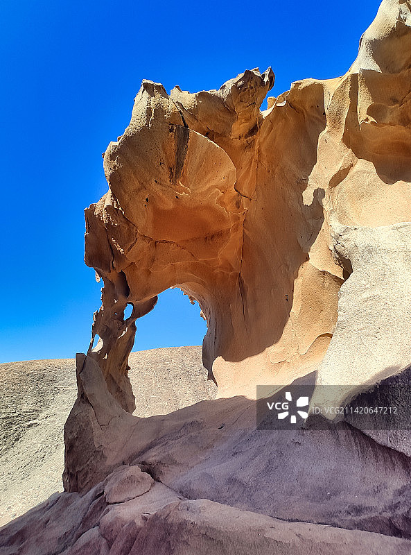 受风侵蚀的天然石拱门，位于西班牙加那利群岛富埃特文图拉岛图片素材