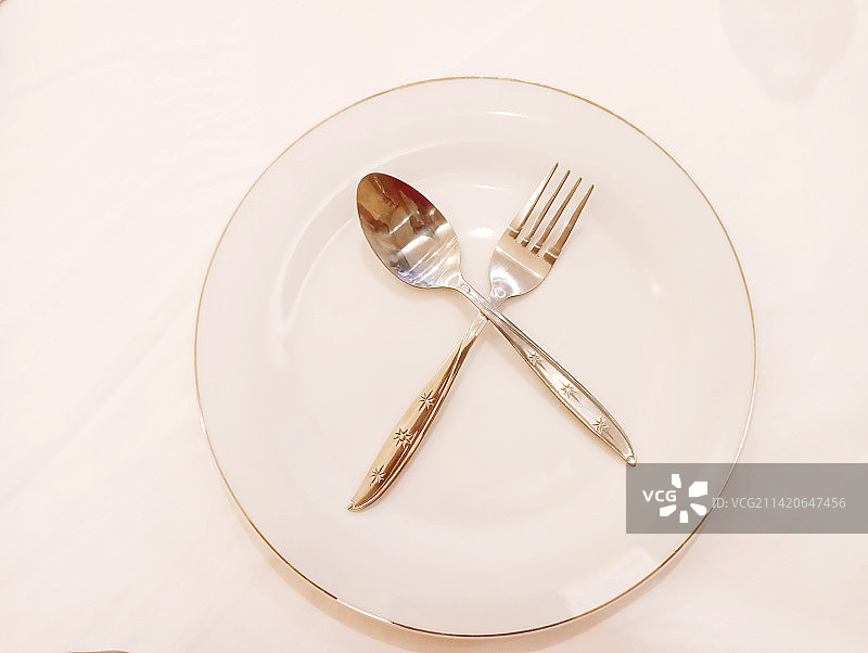 白色背景上的餐盘、勺子和叉子图片素材