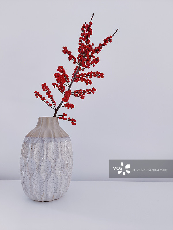 白色背景下的花瓶特写，日本图片素材