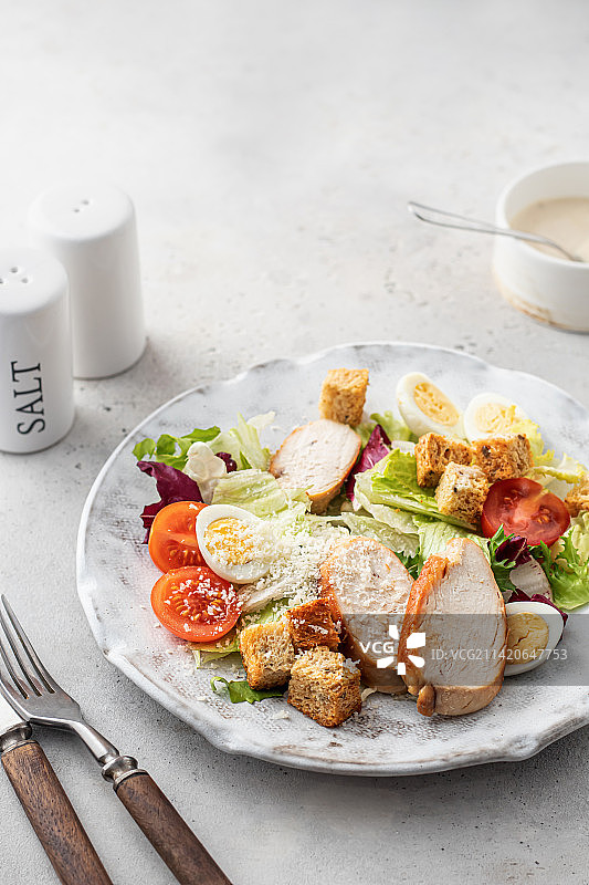 凯撒沙拉，搭配鸡柳和圣女果的健康沙拉图片素材