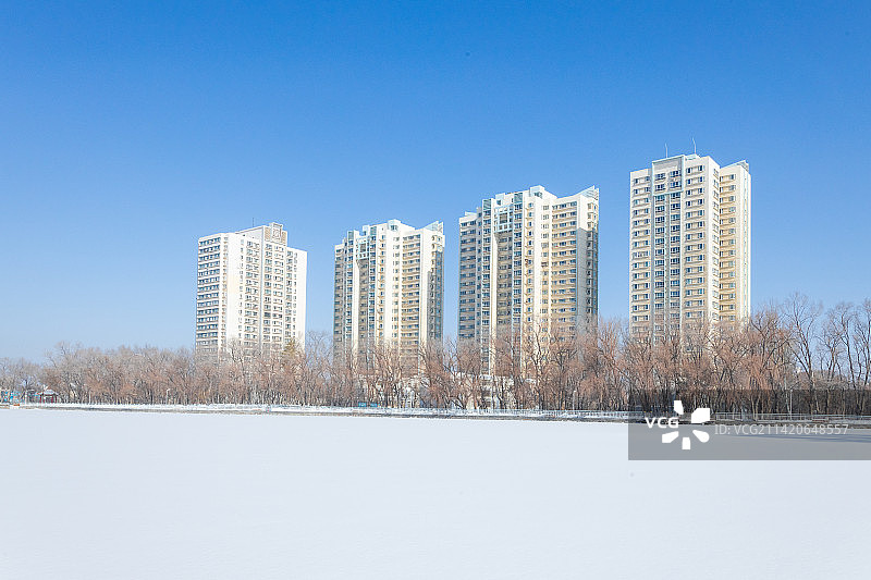 冬季中国新疆乌鲁木齐新疆大学红湖边的高楼图片素材