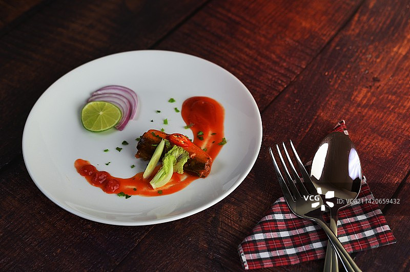 罐装沙丁鱼在白盘中的精美摆盘，罗马尼亚图片素材