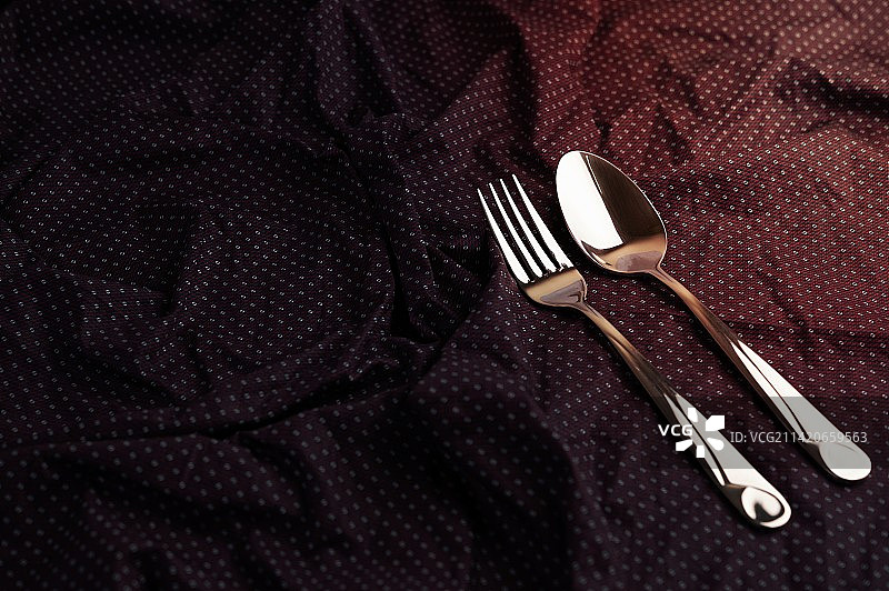 皱纹布上的勺子和叉子图片素材