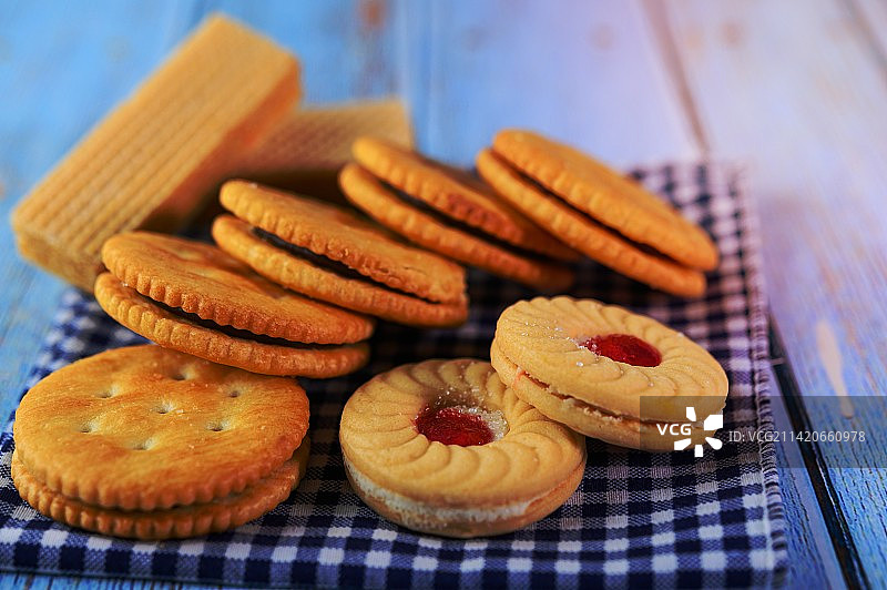 放在木桌上的饼干，罗马尼亚图片素材