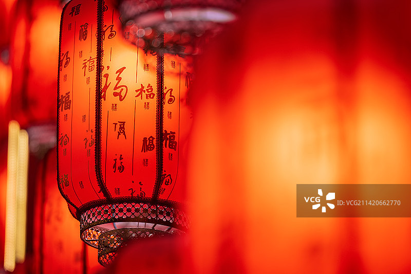 亚洲中国河南省郑州市中国传统节日春节、元宵节传统中式灯笼和猜灯谜图片素材