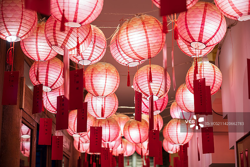 亚洲中国河南省郑州市中国传统节日春节、元宵节传统中式灯笼和猜灯谜图片素材