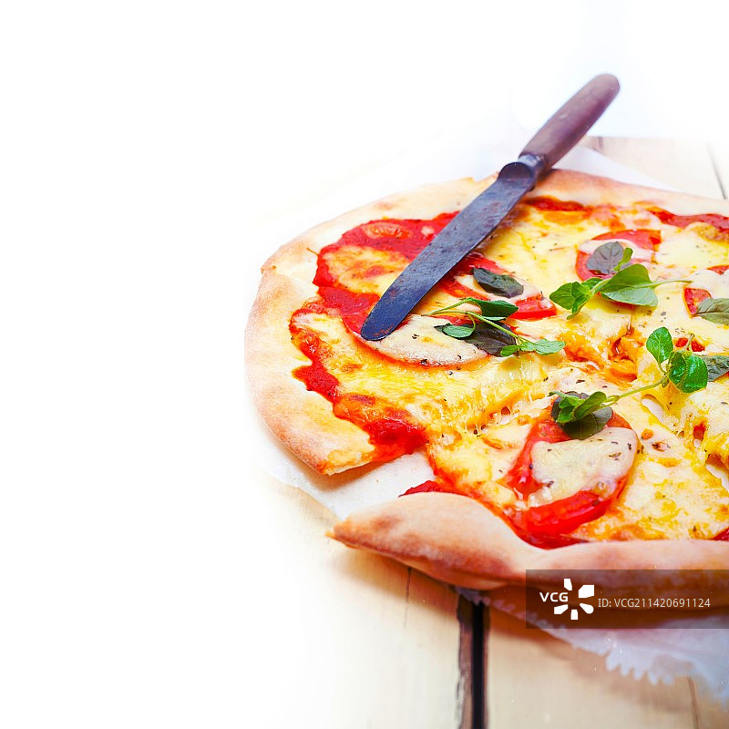 桌子上的披萨特写图片素材
