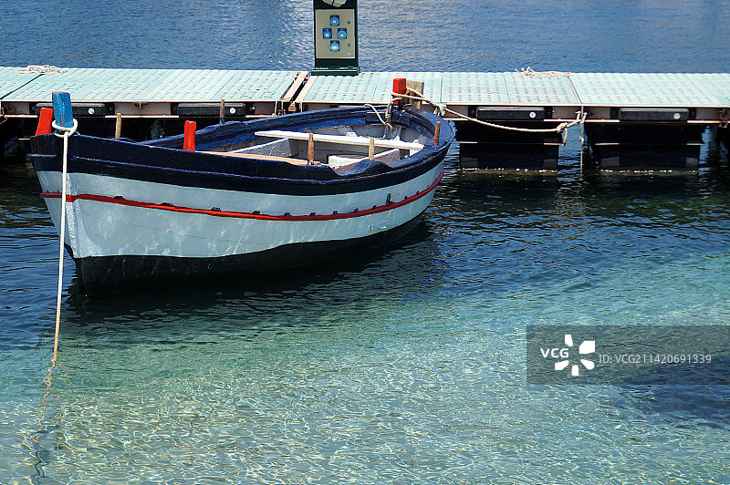 意大利特拉帕尼圣维托洛卡波：海上停泊的船只高角度视图图片素材