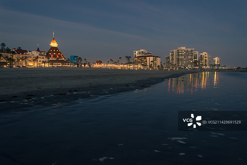 美国科罗纳多岛海滨的灯火通明建筑景观图片素材