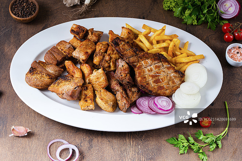 白色盘子里的烤肉串图片素材