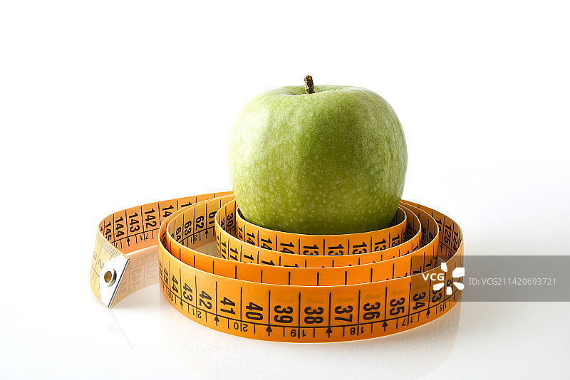 卷尺呈圆形，苹果在白色背景中（西班牙）图片素材
