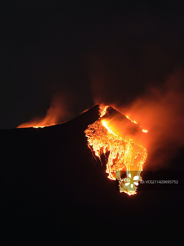 夜晚印度尼西亚的火灾低角度视图图片素材