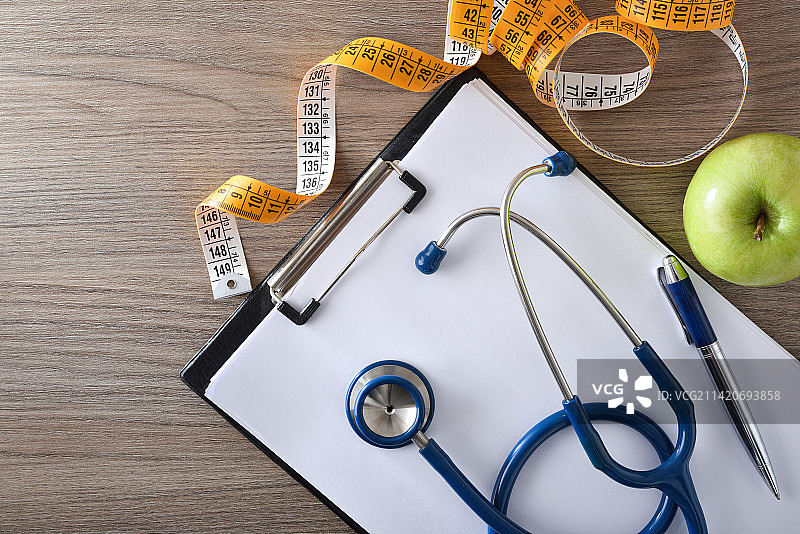 健康控制和健康生活方式与木桌上的工具，西班牙图片素材