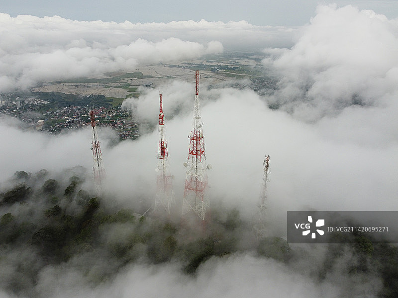 位于马来西亚槟城武吉默德ajam早晨低云中的通信塔图片素材