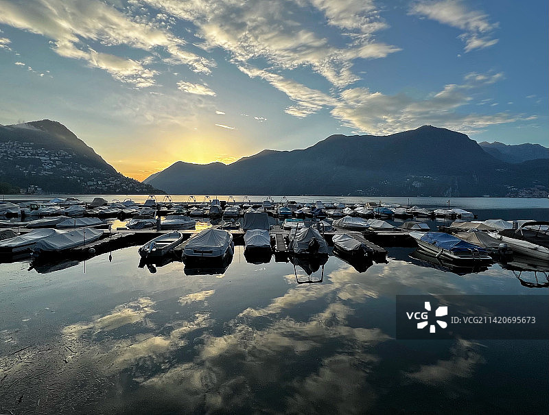 瑞士卢加诺冬季湖景图片素材
