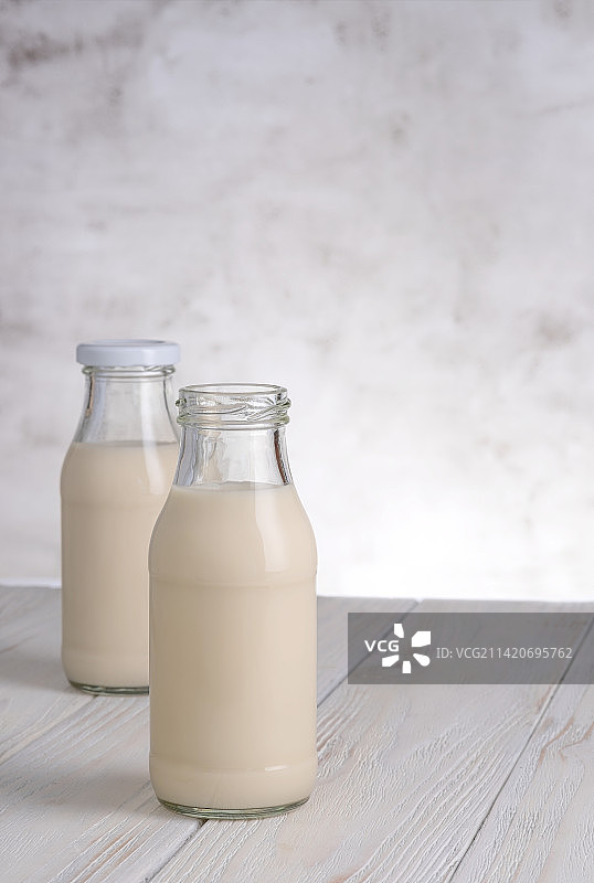 白色背景下的瓶装杏仁奶图片素材