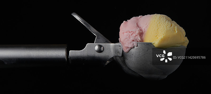 英国希钦，黑色背景下的冰淇淋特写图片素材