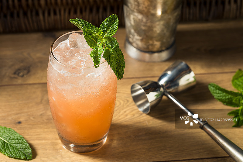 清爽的甜味种植园宾治Tiki鸡尾酒，美国图片素材