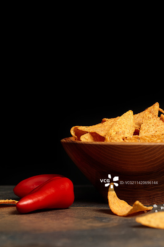 黑色背景下桌子上的食物特写图片素材