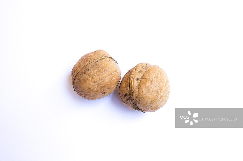 白色背景上的两个大棕色核桃图片素材